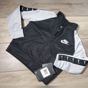 Nike toddler Kids Black and Gray athletic full zip Jacket Size 2T
